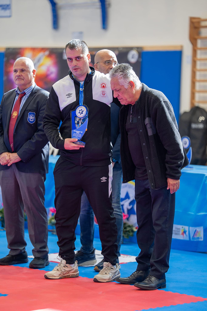 المدرب الكبير حسني عرار يستلم درع التأثير في عالم الكاراتيه – 2025